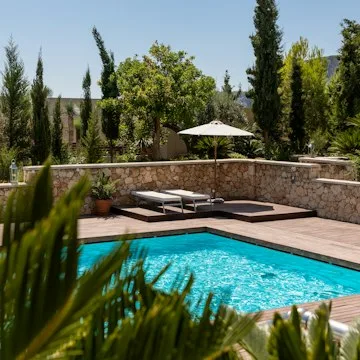 Glen Eira Pool Cleaners providing pool cleaning & maintenance at a home in Gardenvale